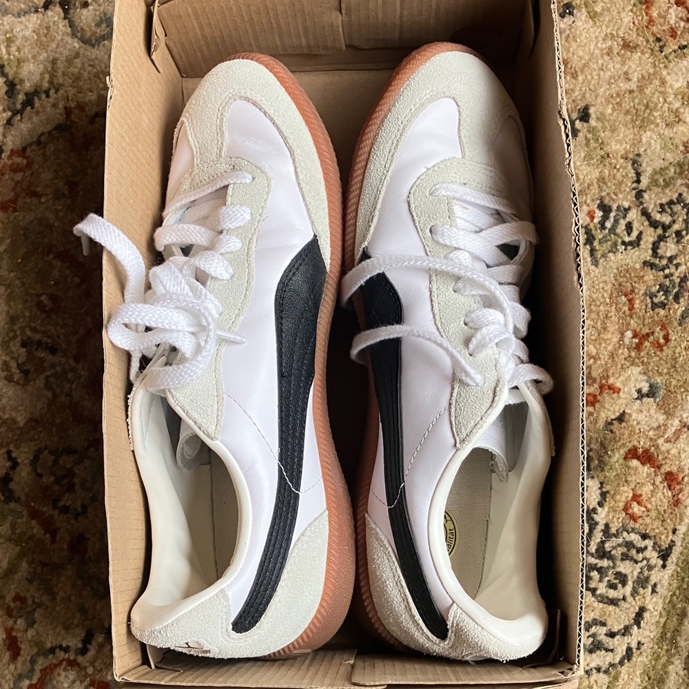 Pumas size 8.5 women’s NEW White and Black Sneakers